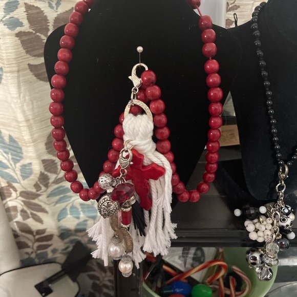 You may wear it, or lay it out now to show - Picture 2 of 3